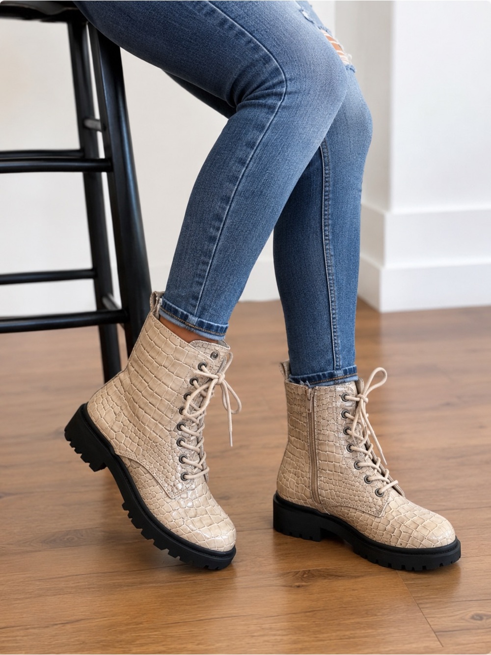 Urban Outfitters Croc Embossed Platform Combat Boots Women’s 8 Beige Taupe